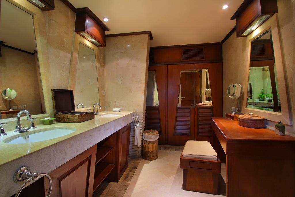 Alam Villa with Free Lounge Access