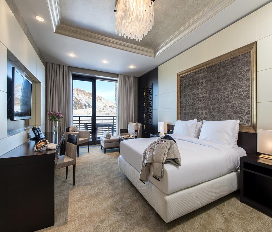 Deluxe Zimmer mit Kingsize-Bett und Bergblick