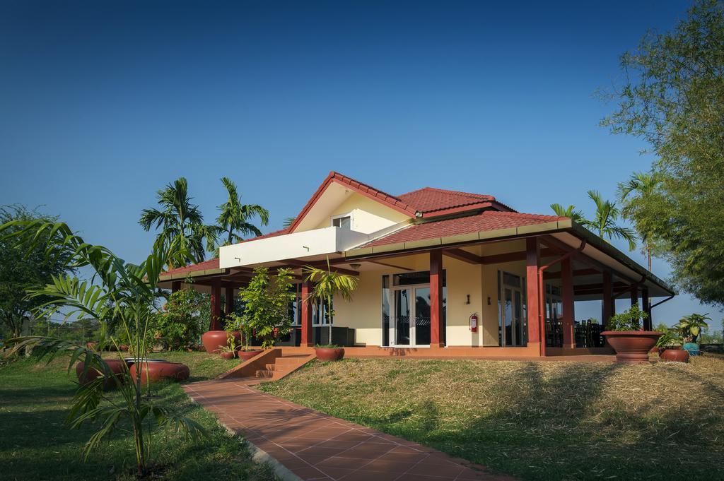 Family House (8 Adults)