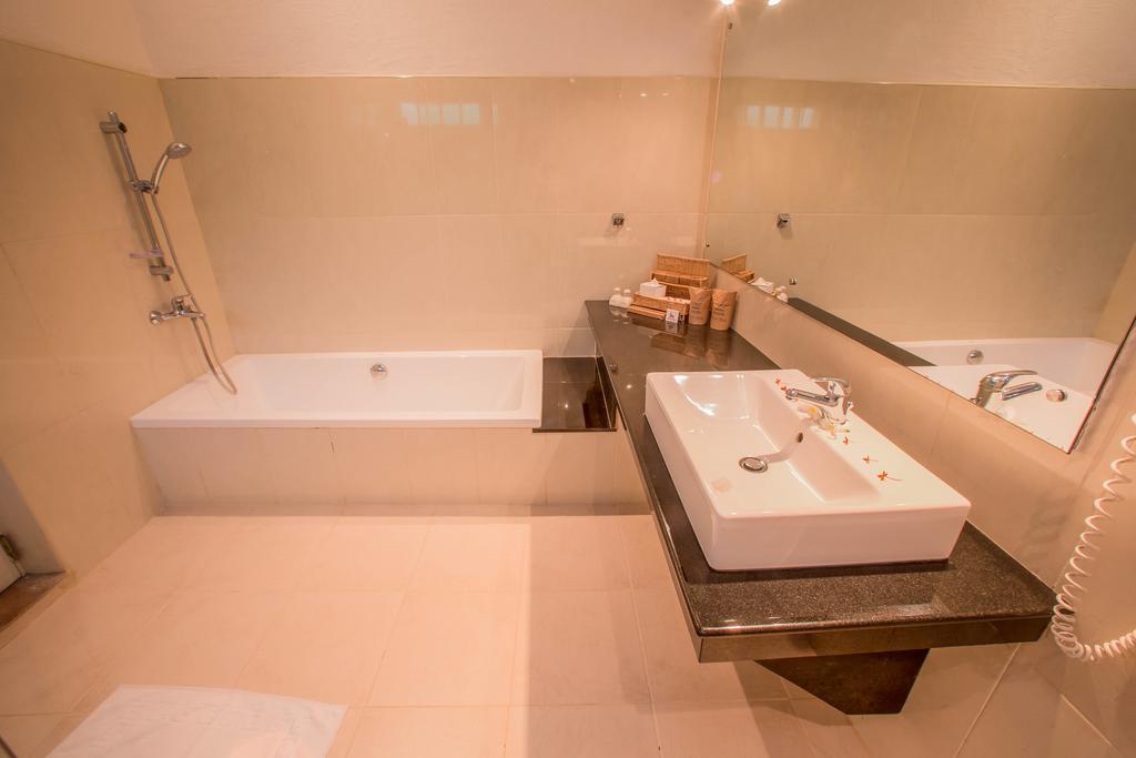 Junior Suite Double 10 minutes Head Massage per room & on Beverages,682509516:JPEG