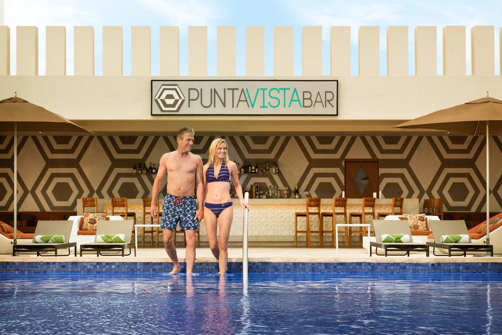 Turquoize Sky Swim Up Ocean Front Master King