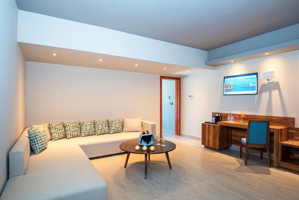 Superior Suite with Private Pool,439742571:JPEG