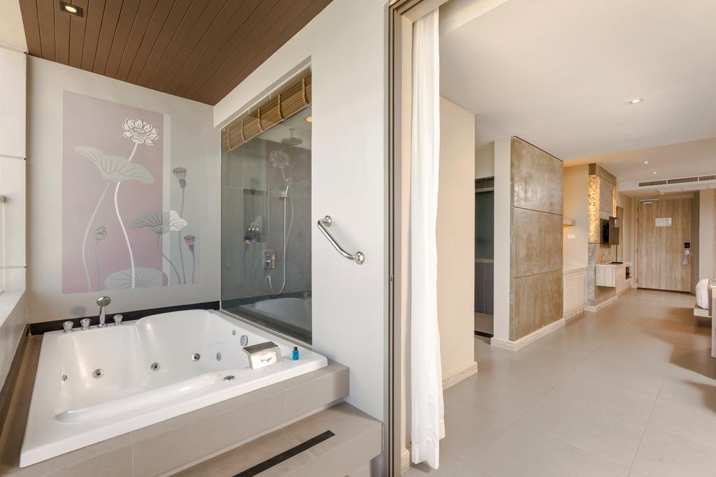 Junior Suite with Sea View and Spa Bath