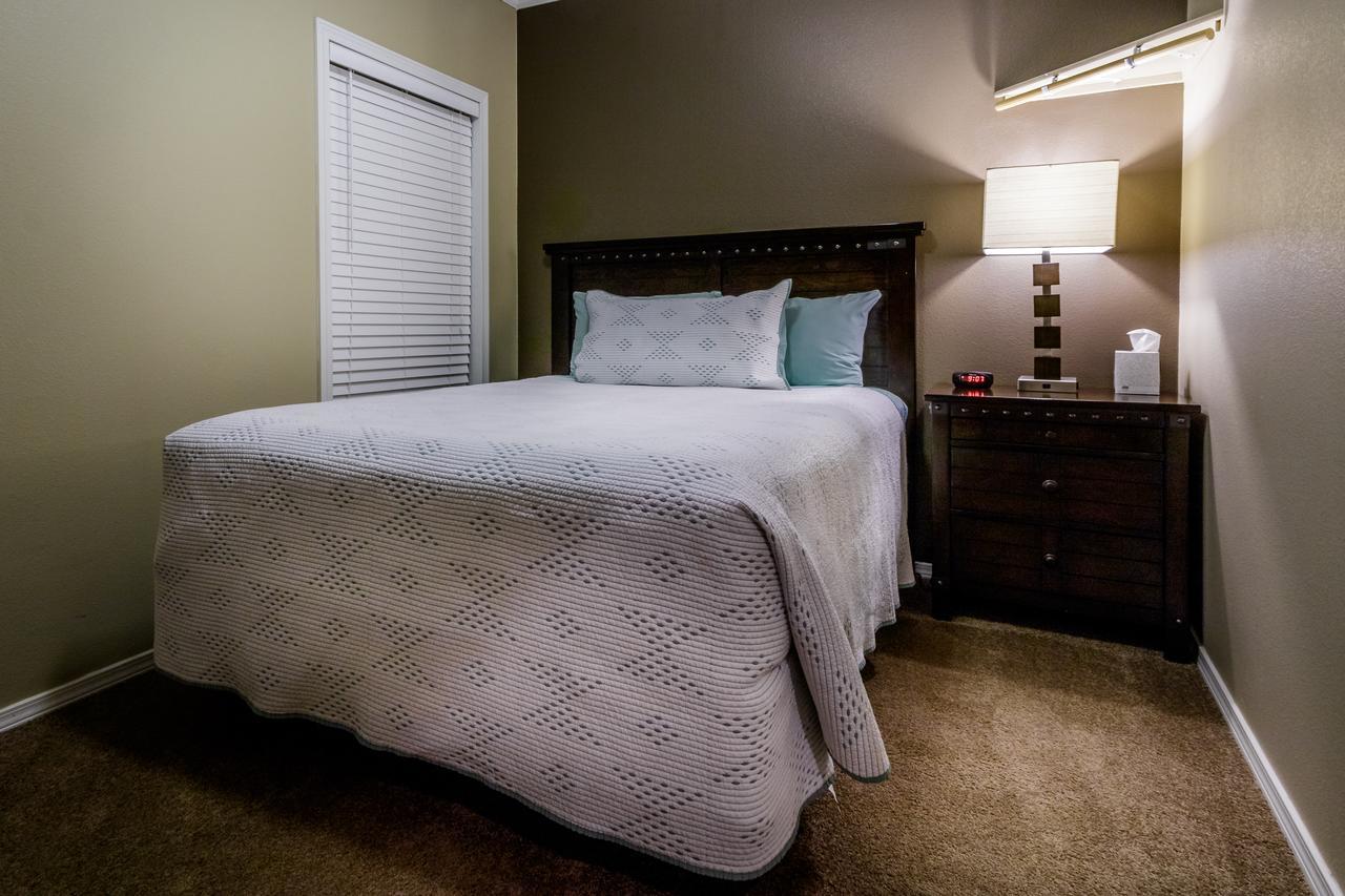 One-Bedroom Suite w/ Kitchenette,682624536:JPEG