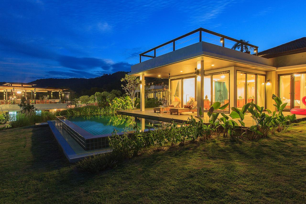 Three-Bedroom Deluxe Pool Villa with Spa bath