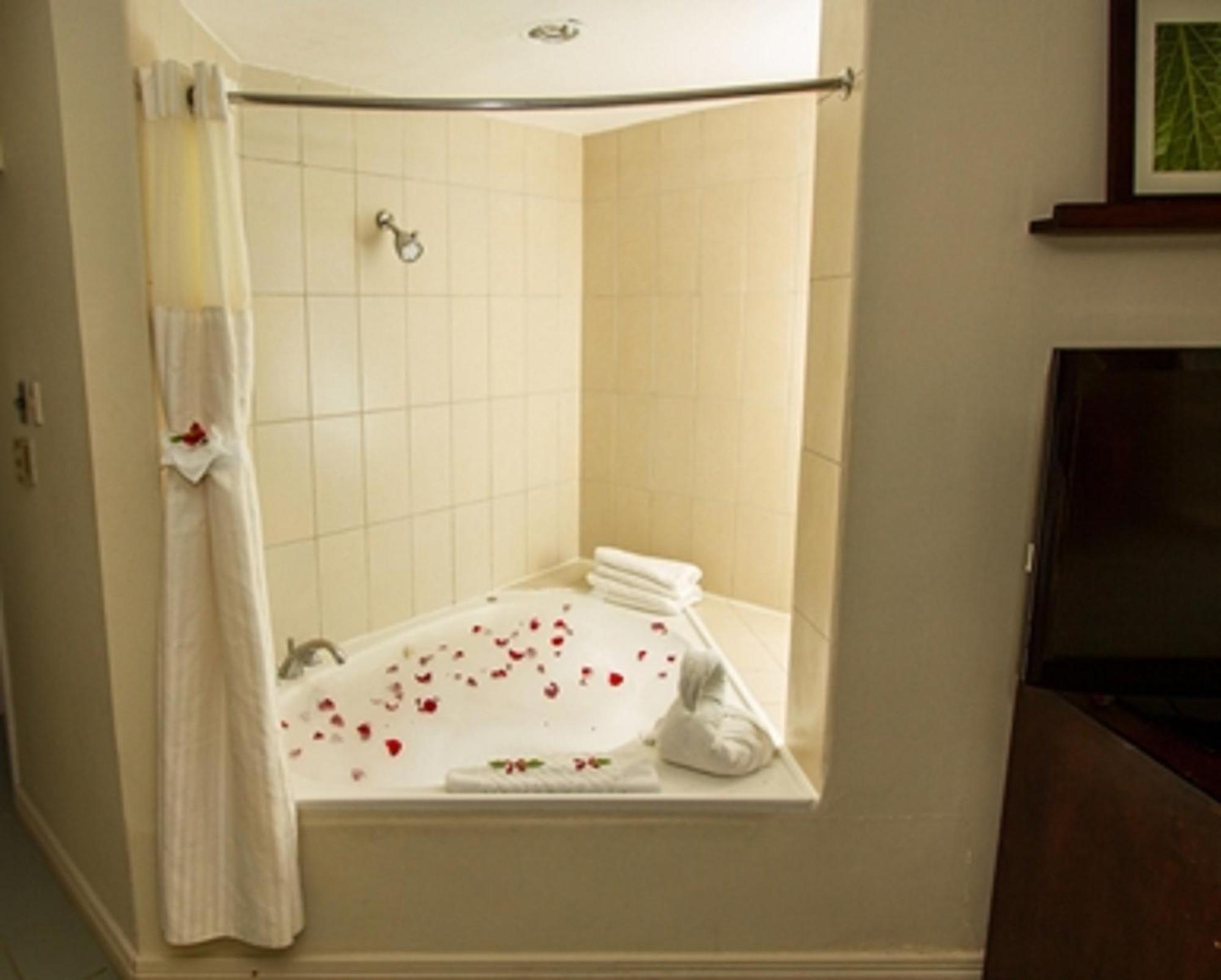 Jr Honeymoon suite