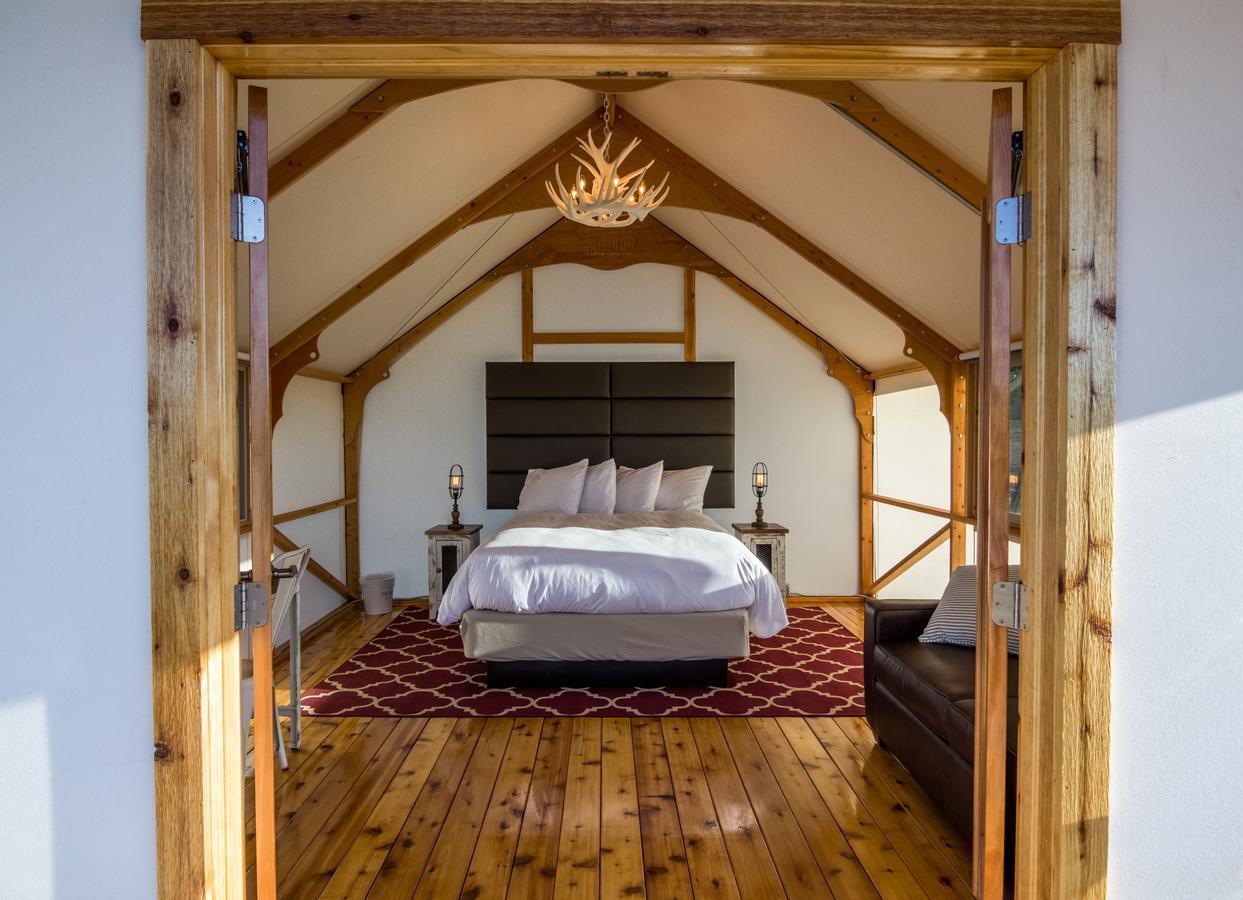 Glamping Tent with Queen Bed,595993383:JPEG