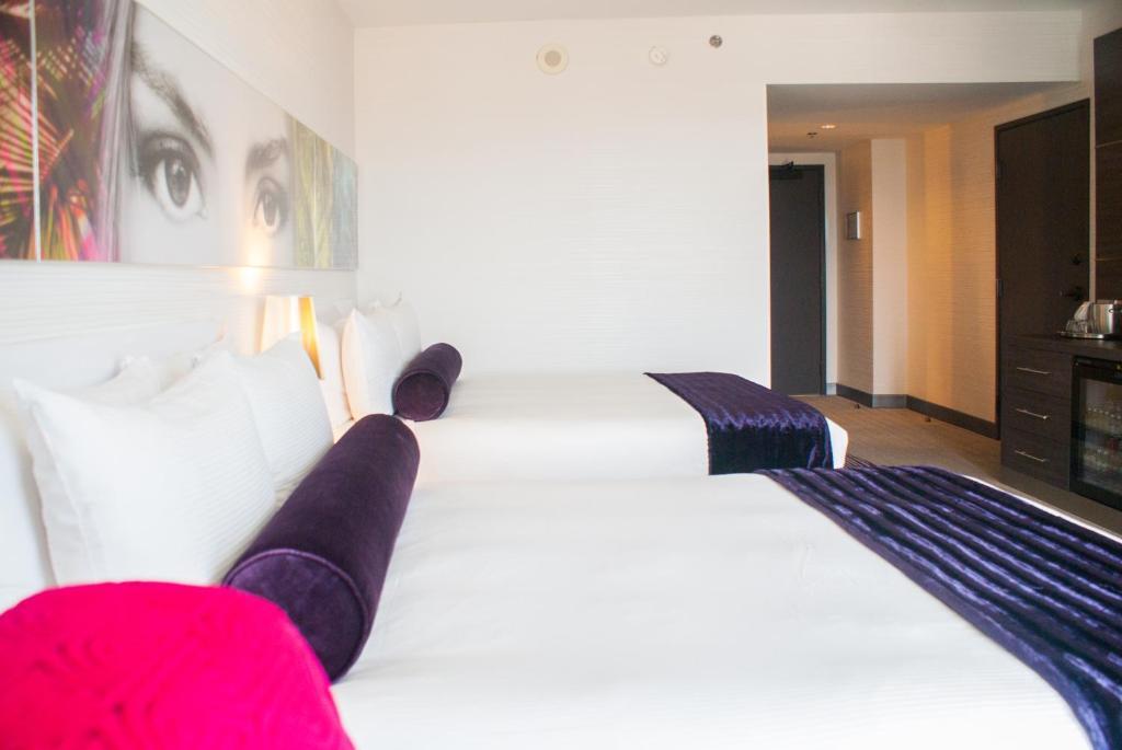 Ivory Two Queens,62812807:JPEG