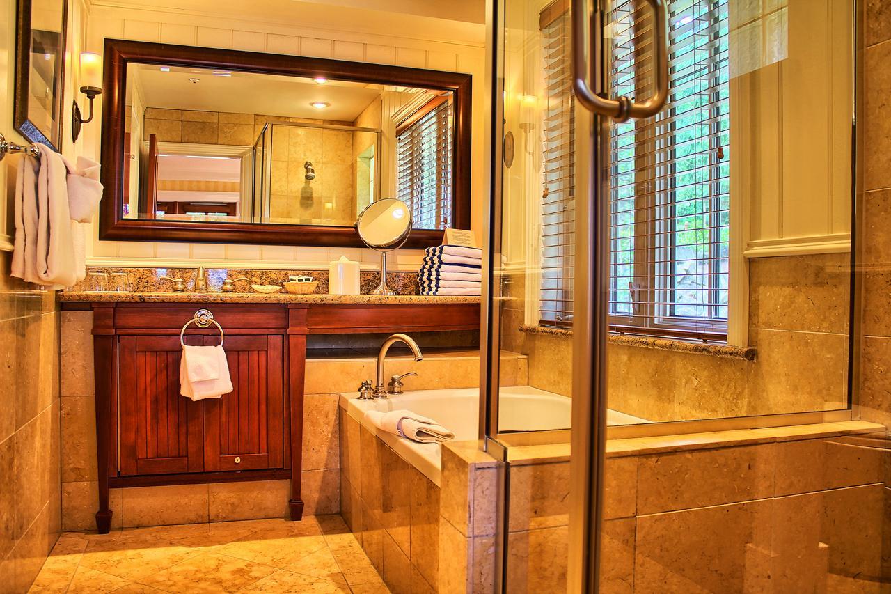 Two-Bedroom Cottage with Hot Tub,641488131:JPEG