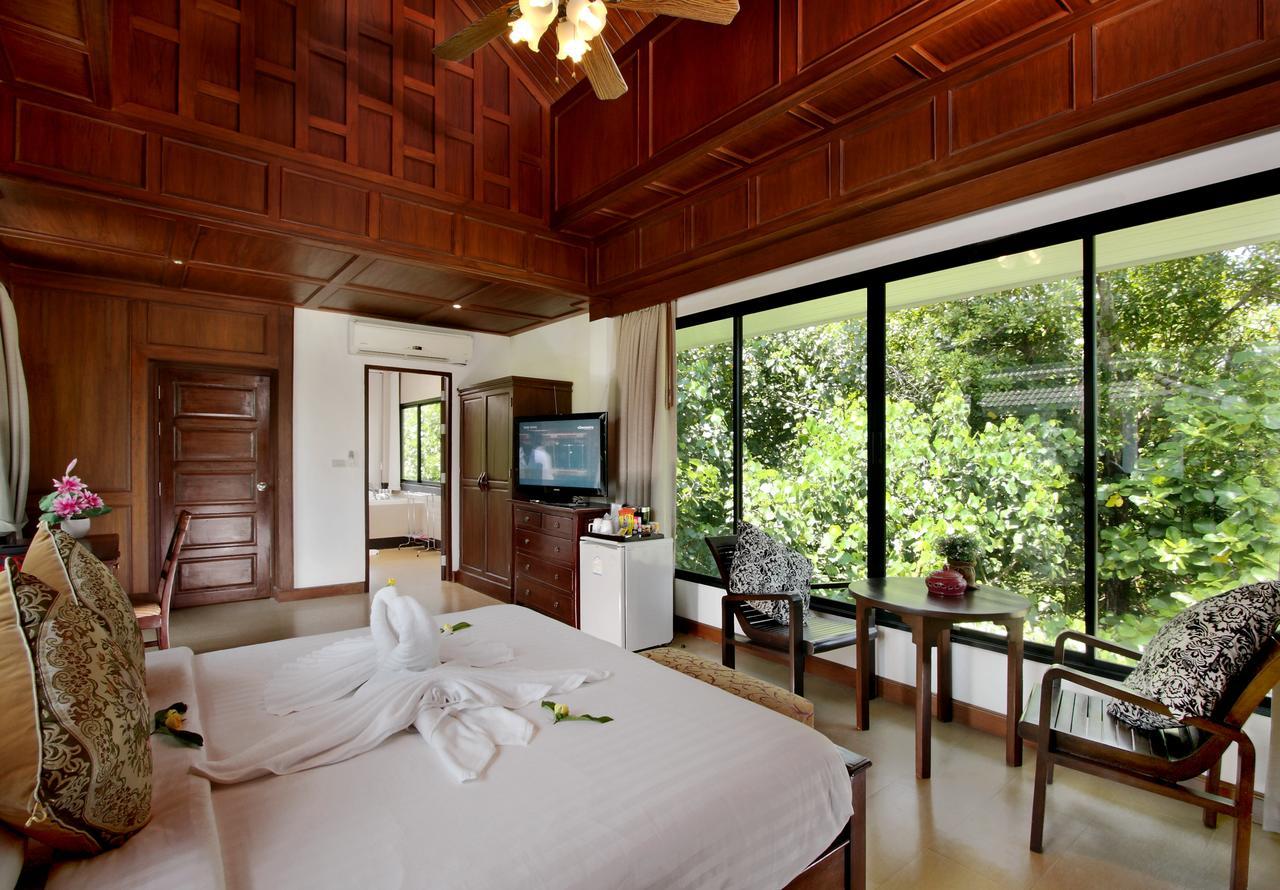 Poolside Villa,642689451:JPEG