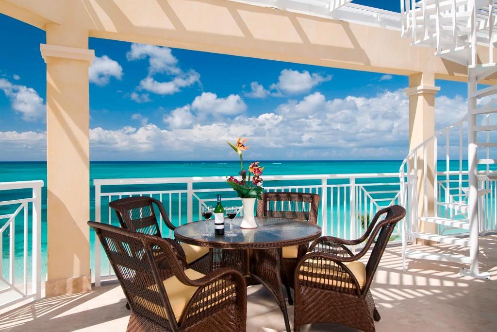 1 Bdrm Oceanfront Penthouse Suite with Roof Terrace,64590340:JPEG