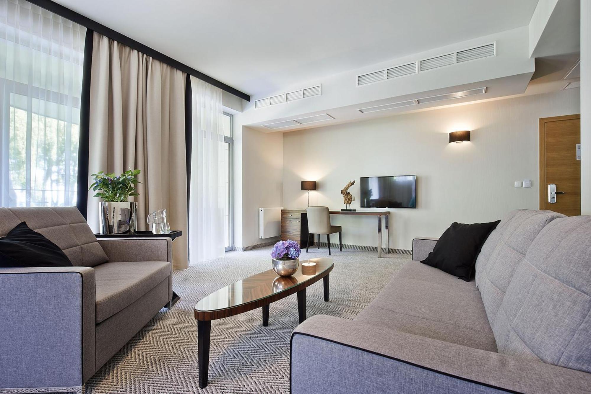 One-Bedroom Apartment Balcony,1417267353:JPEG