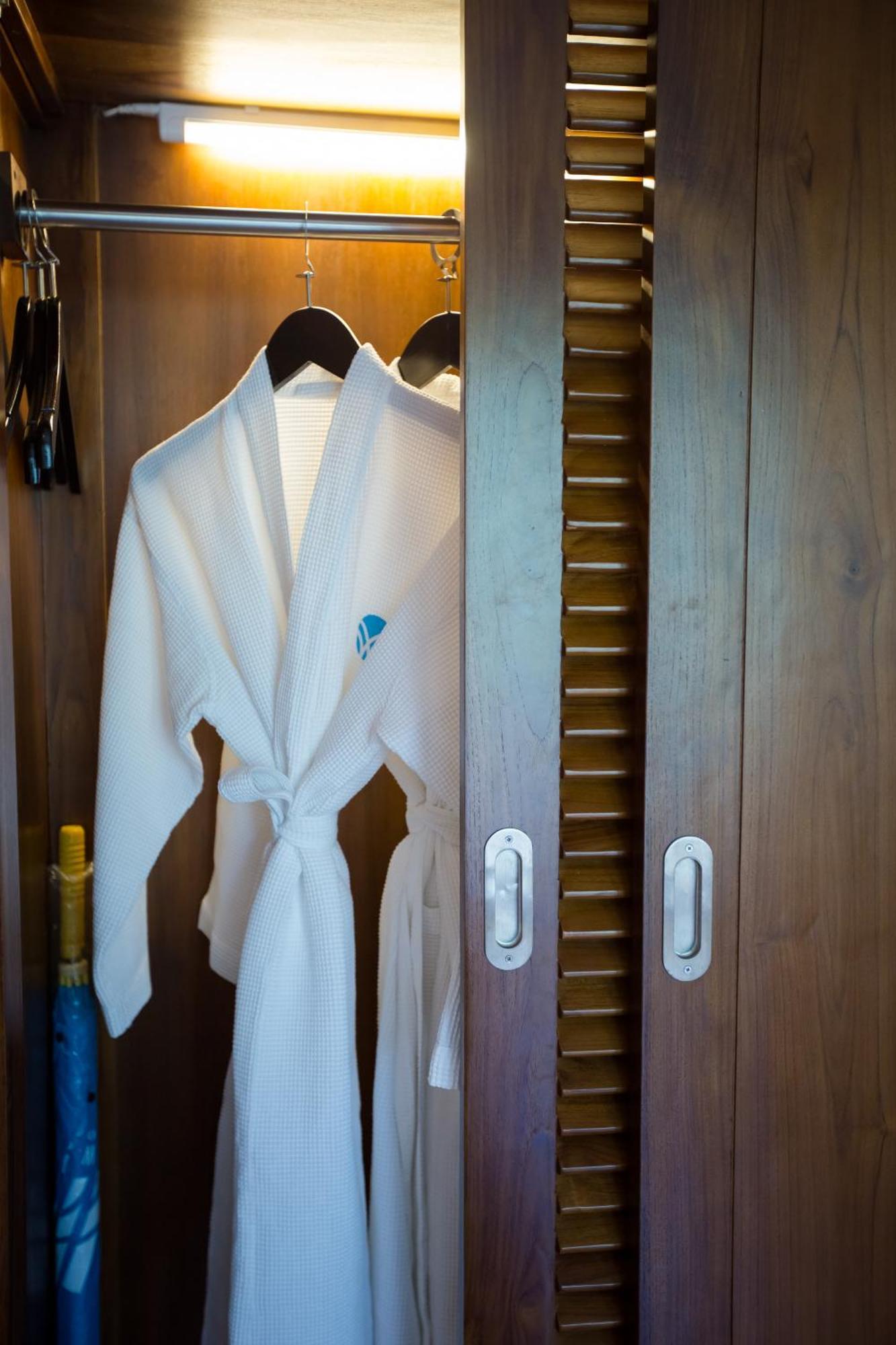 King Room with Pool Access,1197150181:JPEG