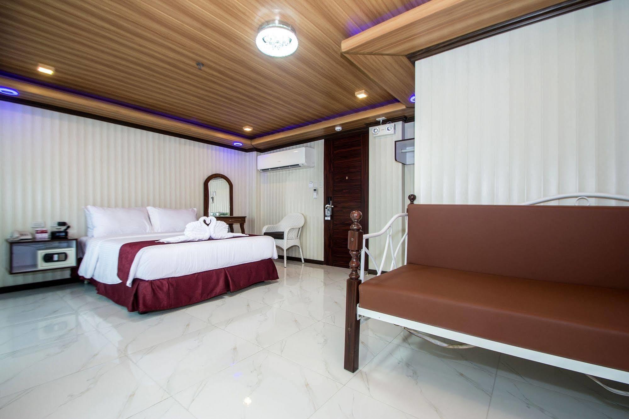 Main Bldg - Junior Suite with Partial Sea View,700742854:JPEG