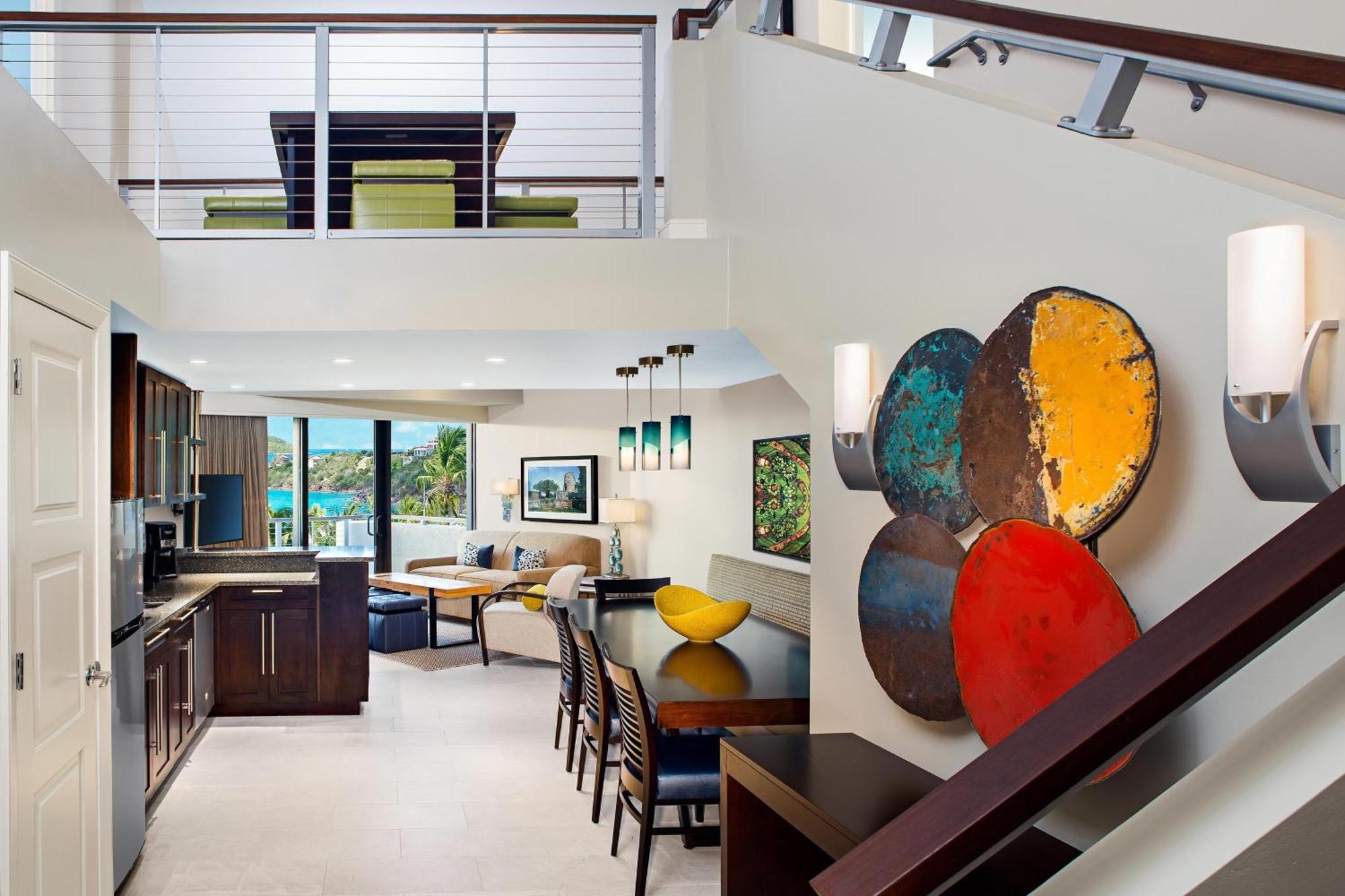 Loft de 2 niveles con 2 dormitorios y balcón con vistas al complejo