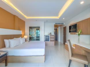 Deluxe Room Pool Access