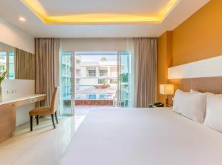 Deluxe Room Pool Access