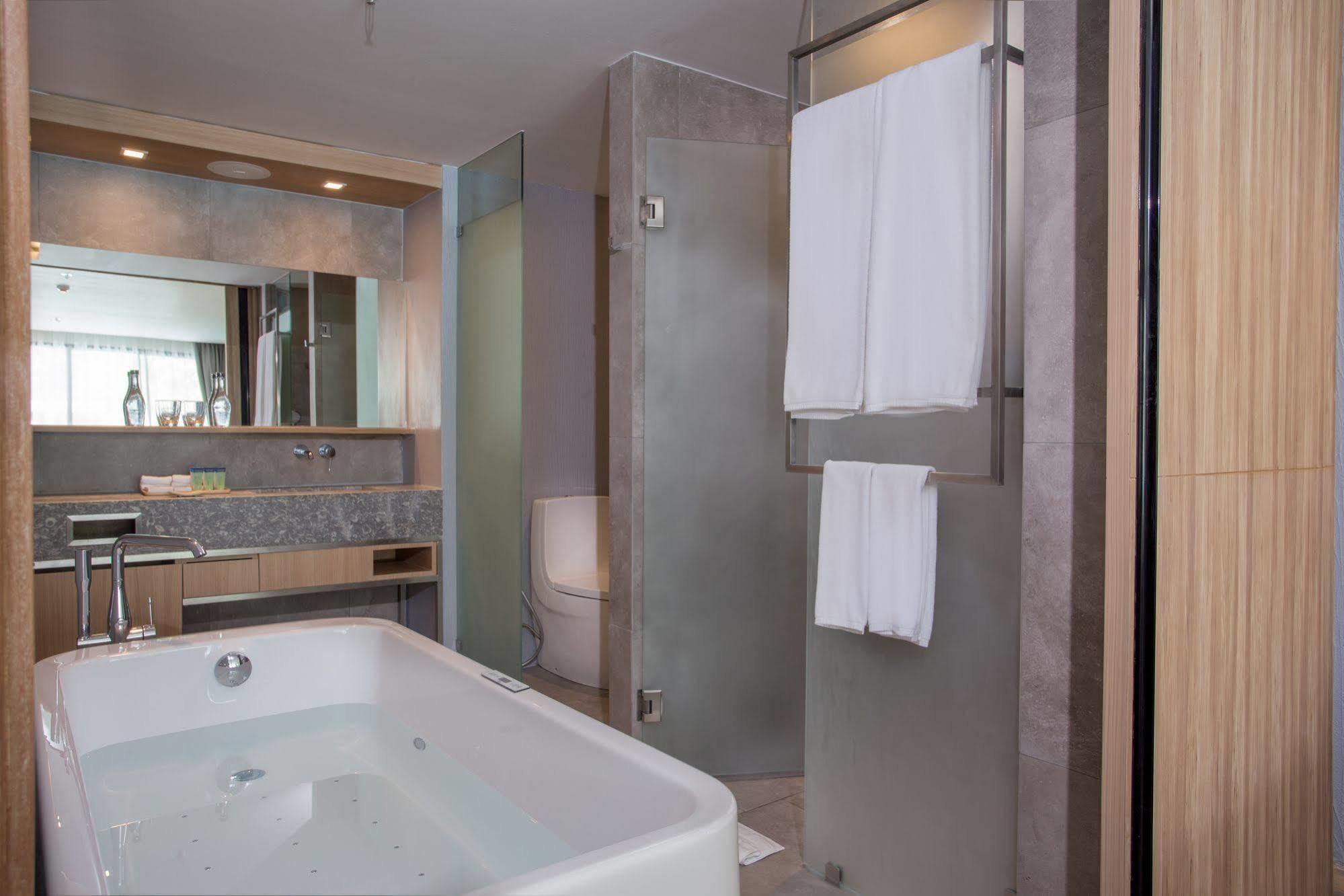 Alojamiento Deluxe junto a la piscina con cama extragrande