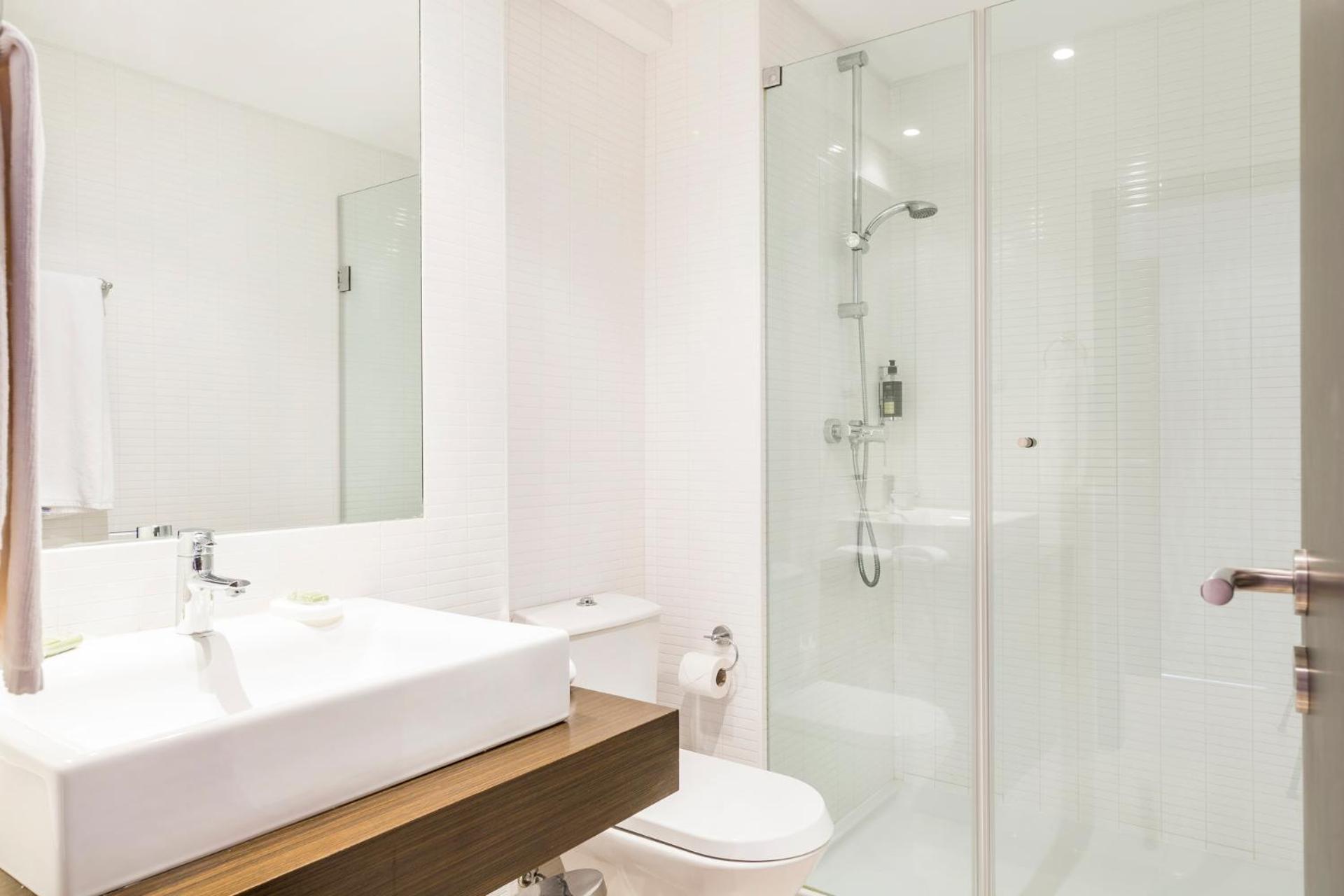 Deluxe Three-Bedroom Apartment