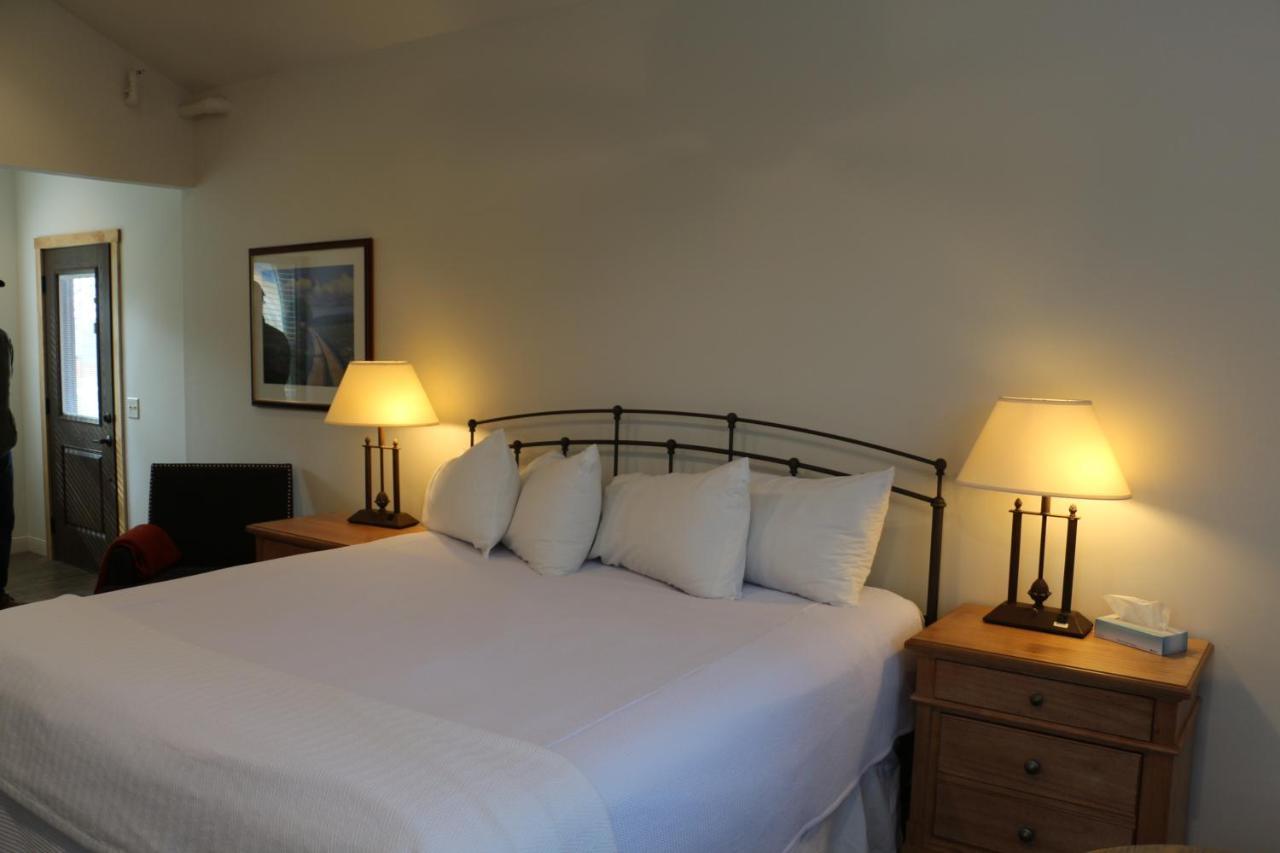 Deluxe King Suite
