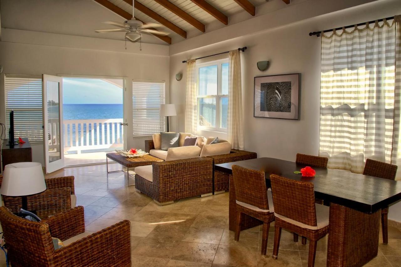 Habitación de 1 dormitorio con vistas al océano