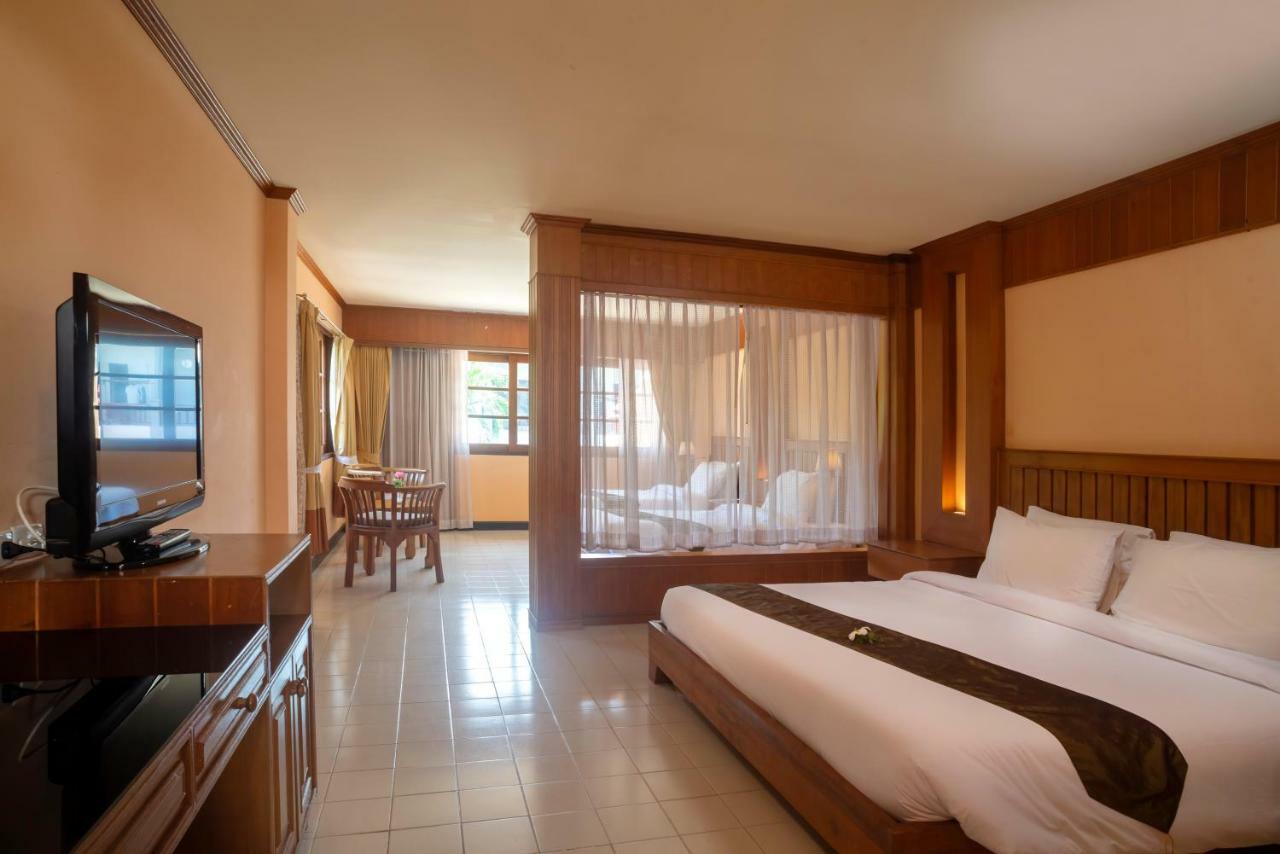 Superior Family Room,791920041:JPEG