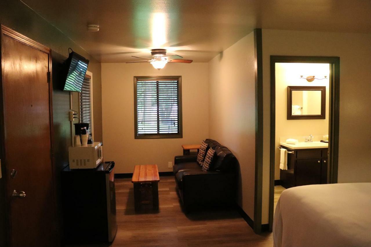 Deluxe Queen Room with Two Queen Beds (9)