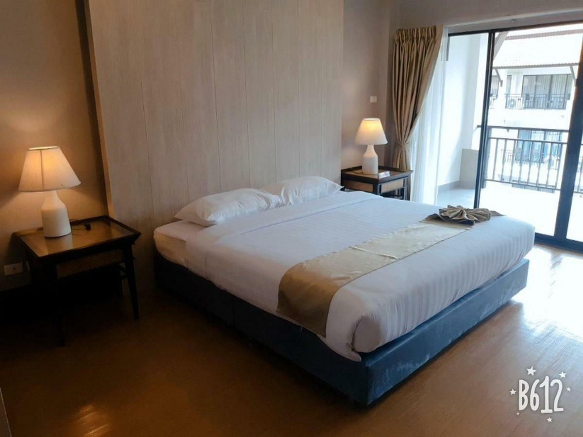 Superior Room with King Bed,812039496:JPEG