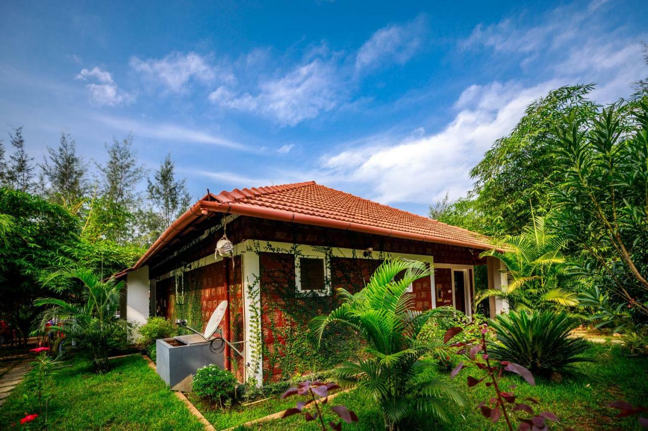 Deluxe Double Room (2 Adults + 1 Child),812846412:JPEG