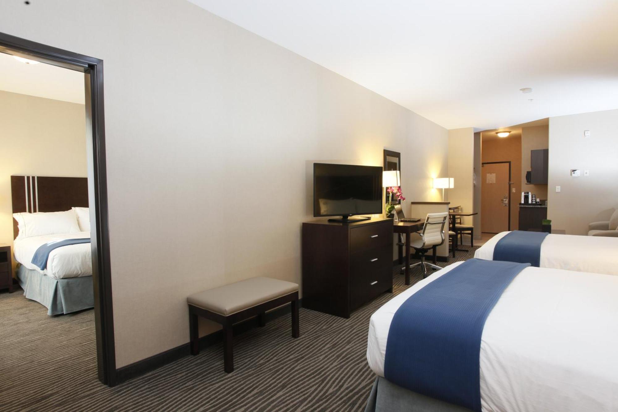 Queen Suite with Two Queen Beds