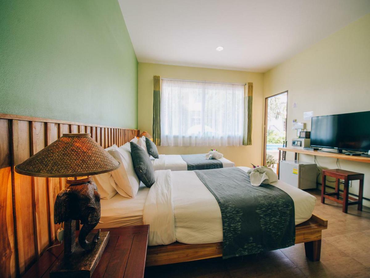 Two Connecting Rooms,1062620233:JPEG