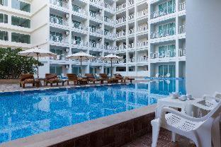 Deluxe Room Pool Access