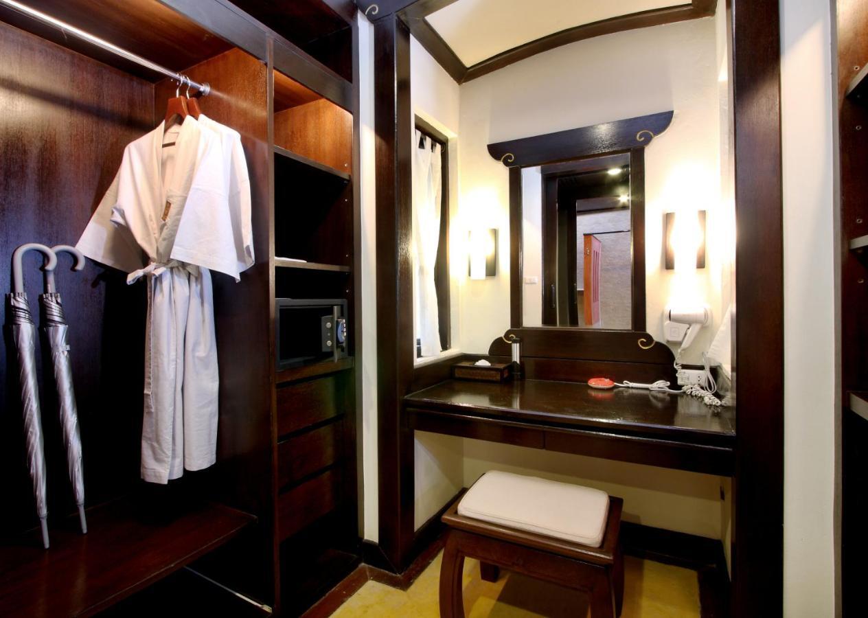 Villa Pool Access