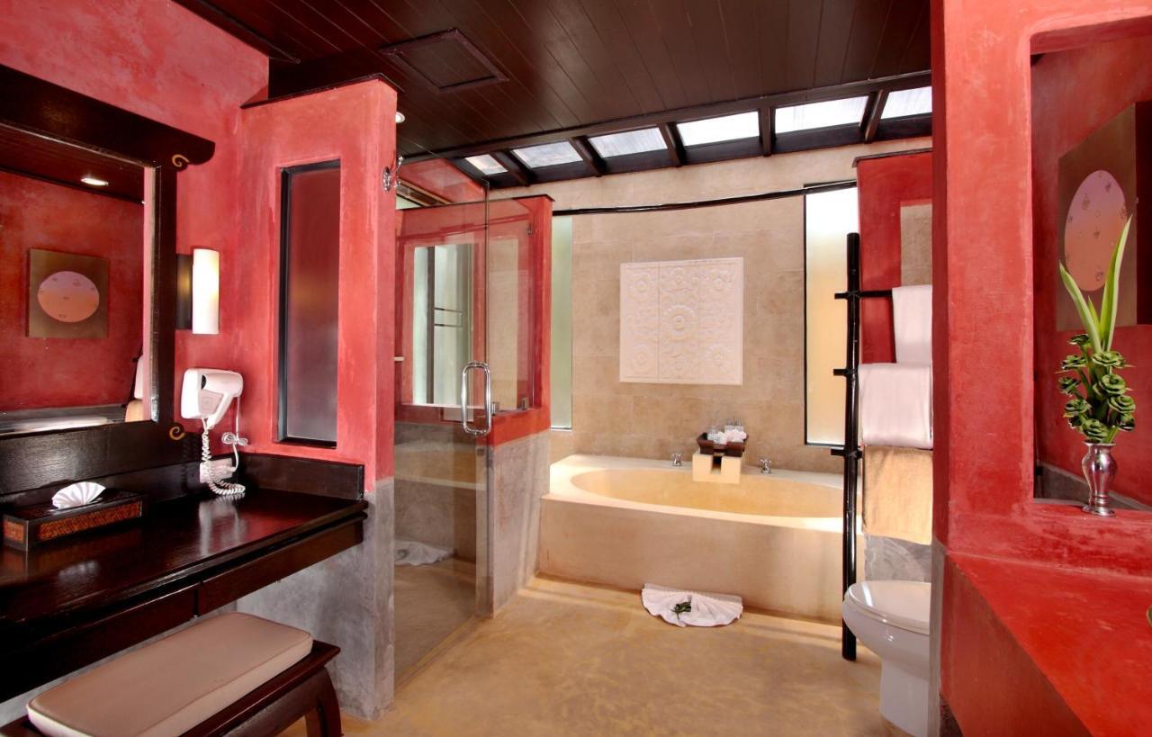 Villa Pool Access