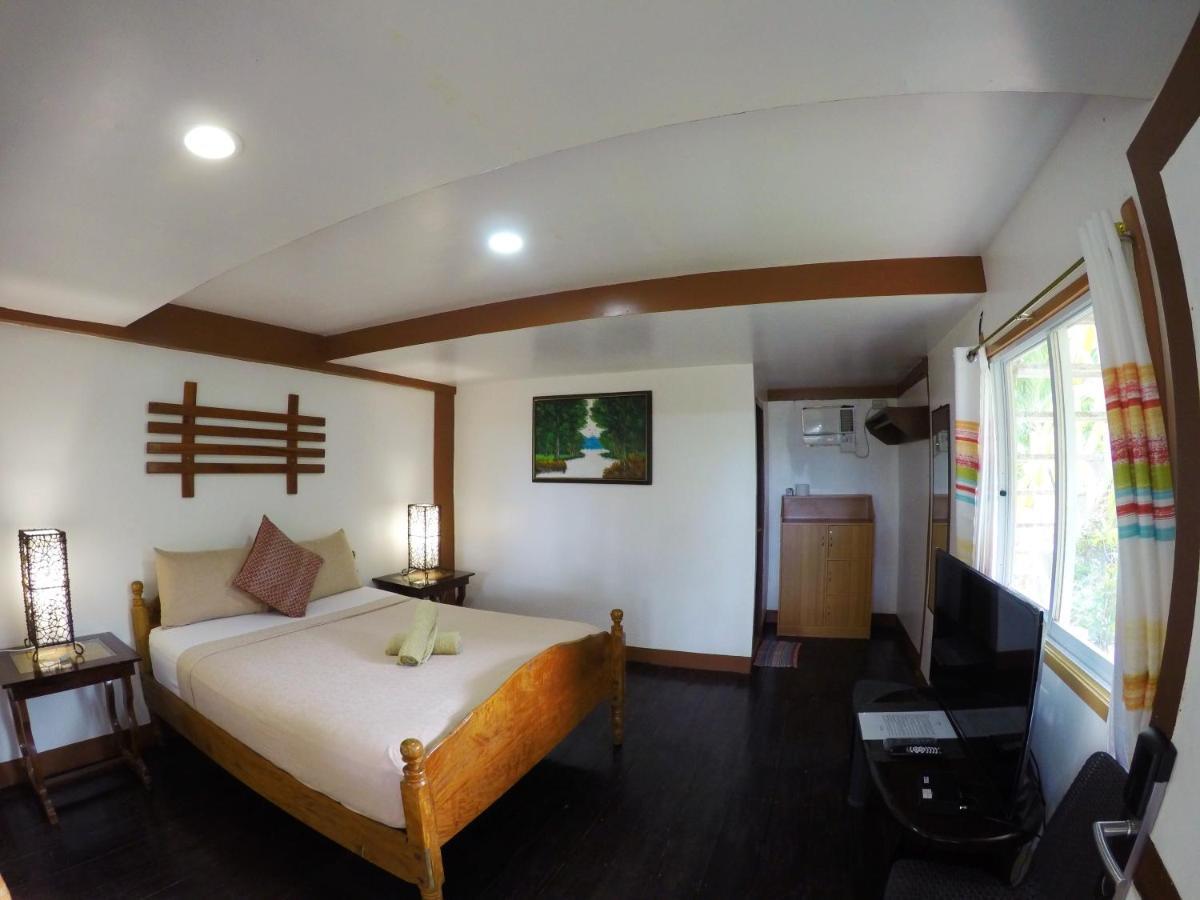 Habitación con cama grande y vistas al mar