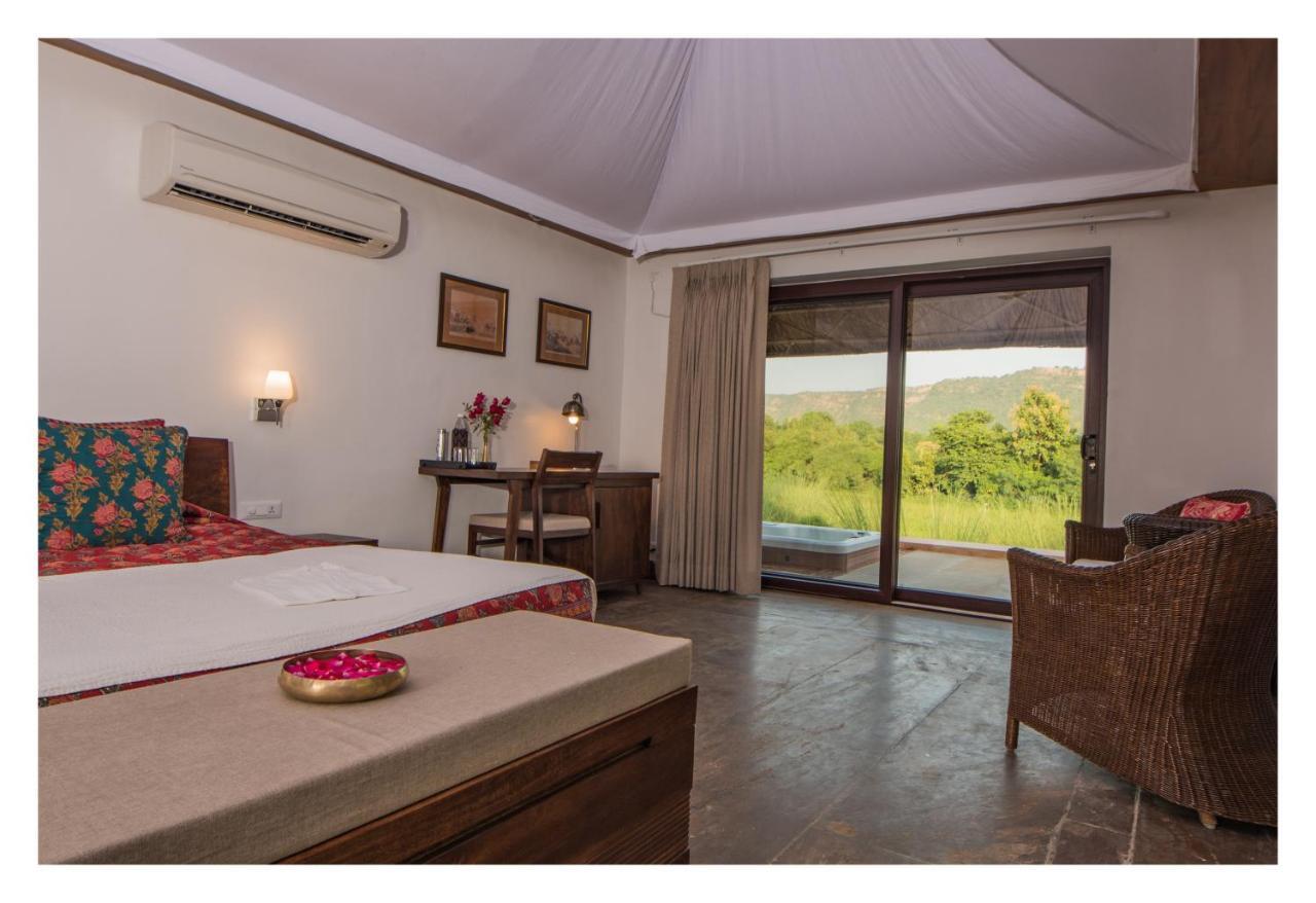 Luxury Villa with Jacuzzi,952379566:JPEG