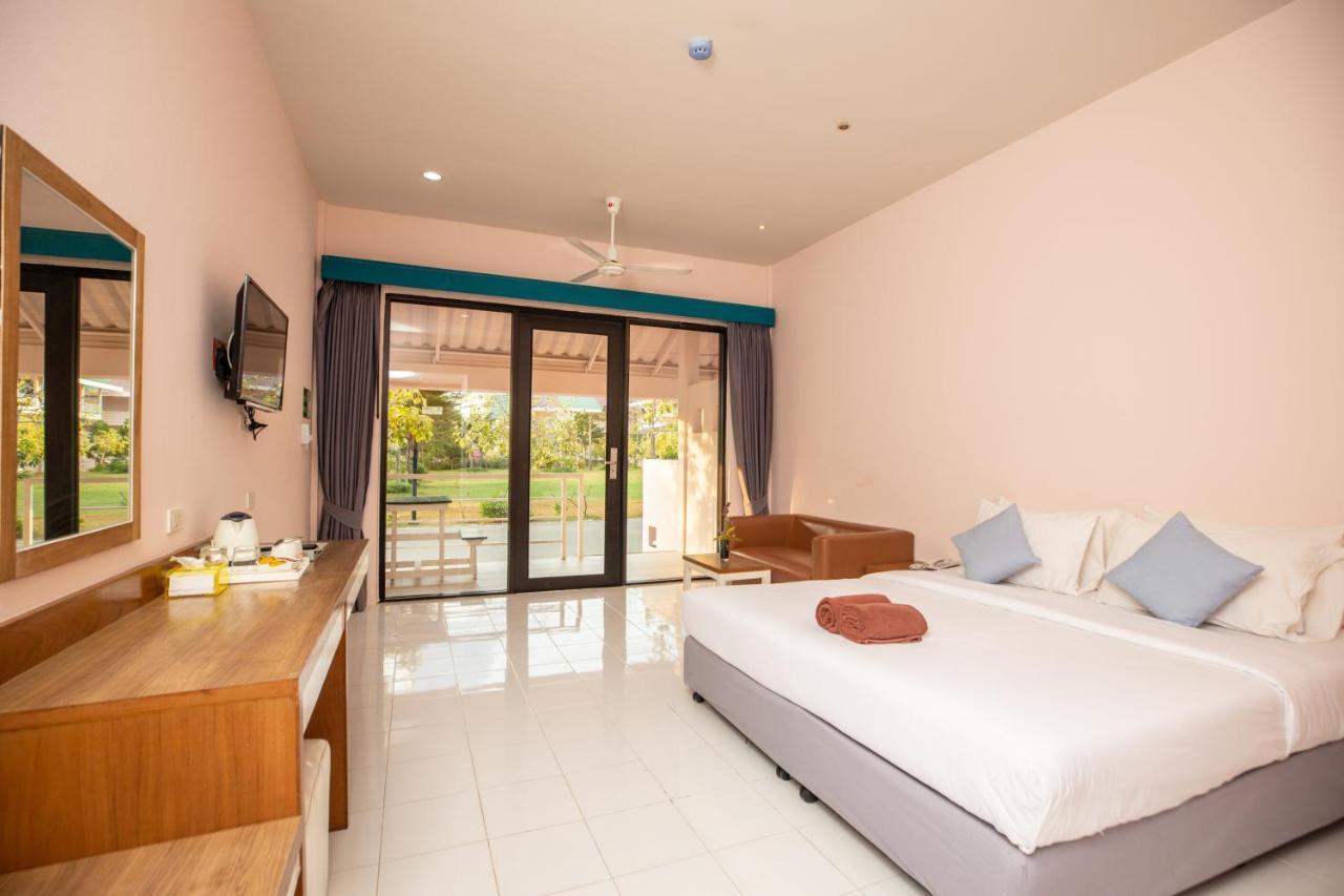 Deluxe Double Room (2 Adults + 1 Child),1746882737:JPEG