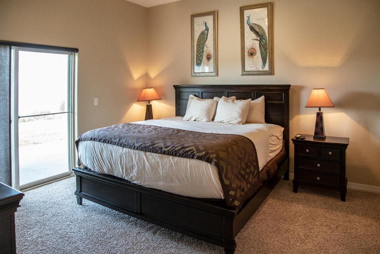 Four-Bedroom Apartment with Lake View,984960883:JPEG