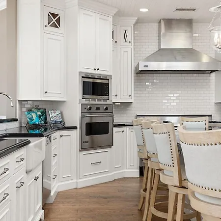 Malibu Dunes By Fieldtrip Expansive Hamptons-Style Estate W Private Beach Backyard-2