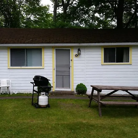 Woodland Cedars Family Cottage Resort-2