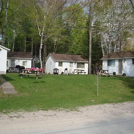 Woodland Cedars Family Cottage Resort-3