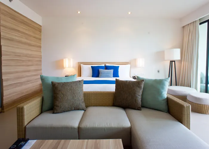Le Meridien Phuket Mai Khao Beach Resort