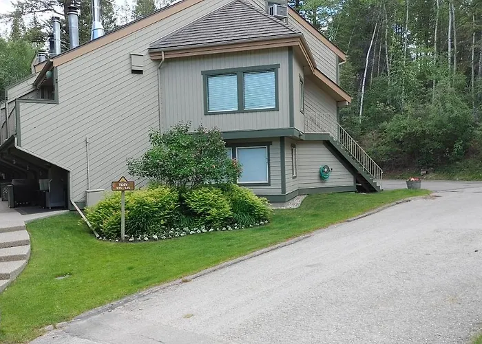Akiskinook Sandy Beach Lakefront ! Tennis, Pickle, Basket Ball Courts, Indoor Pool, Hot Tub, Squash Court! Short Drive To Radium Or Fairmont Hot Springs!