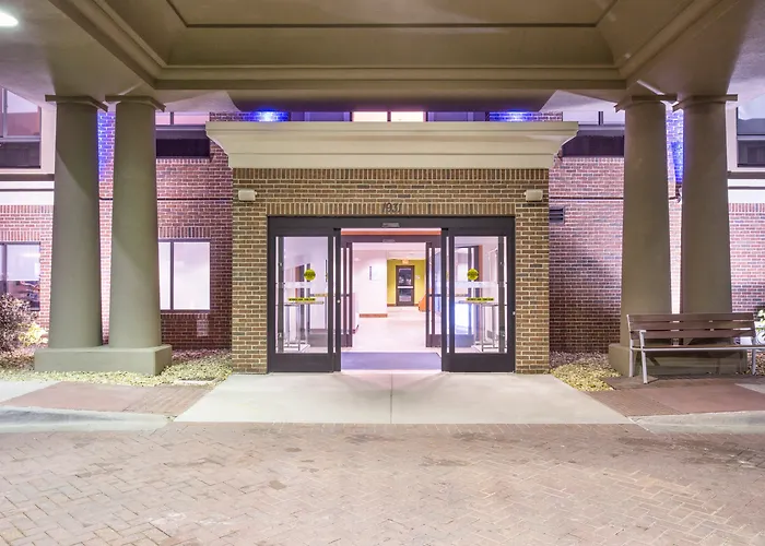 Holiday Inn Express Kansas City - At The Legends! By Ihg