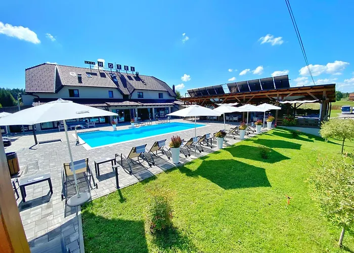 16 Lakes Hotel