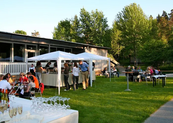 Vesterland Feriepark Hytter, Hotell Og Leikeland
