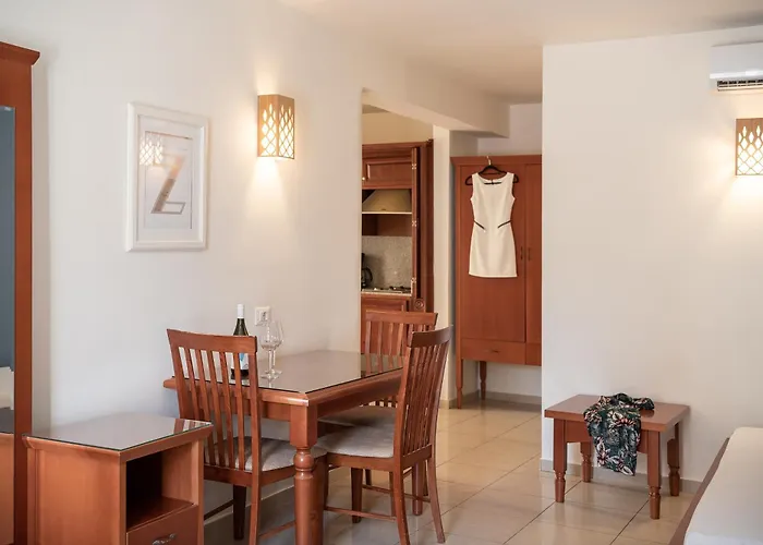 Caldera Bay Hotel Platanés