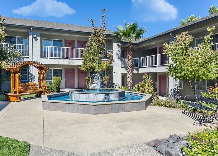 Creekside Inn & Suites