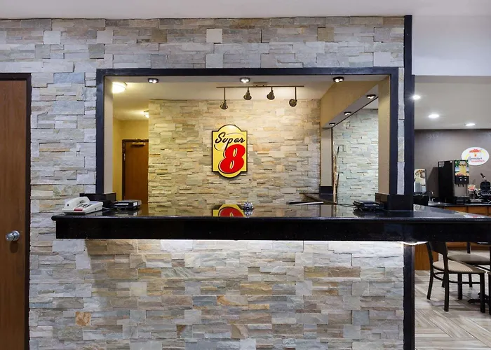 Super 8 By Wyndham Decorah