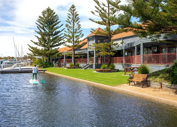 Mariners Cove Waterfront Motel And Apartments